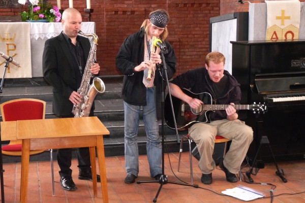 Dennis, Hannes und Lars stehen vor dem Kirchenaltar und machen Musik.