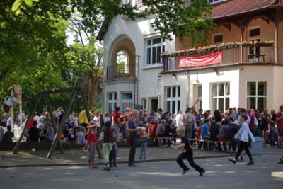 Schülerschule Waldenau mit tobenden Schulkindern